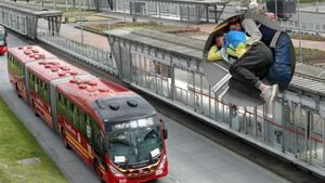 VIDEO A pasajeros les tocó bajárse a empujar bus de TransMilenio que