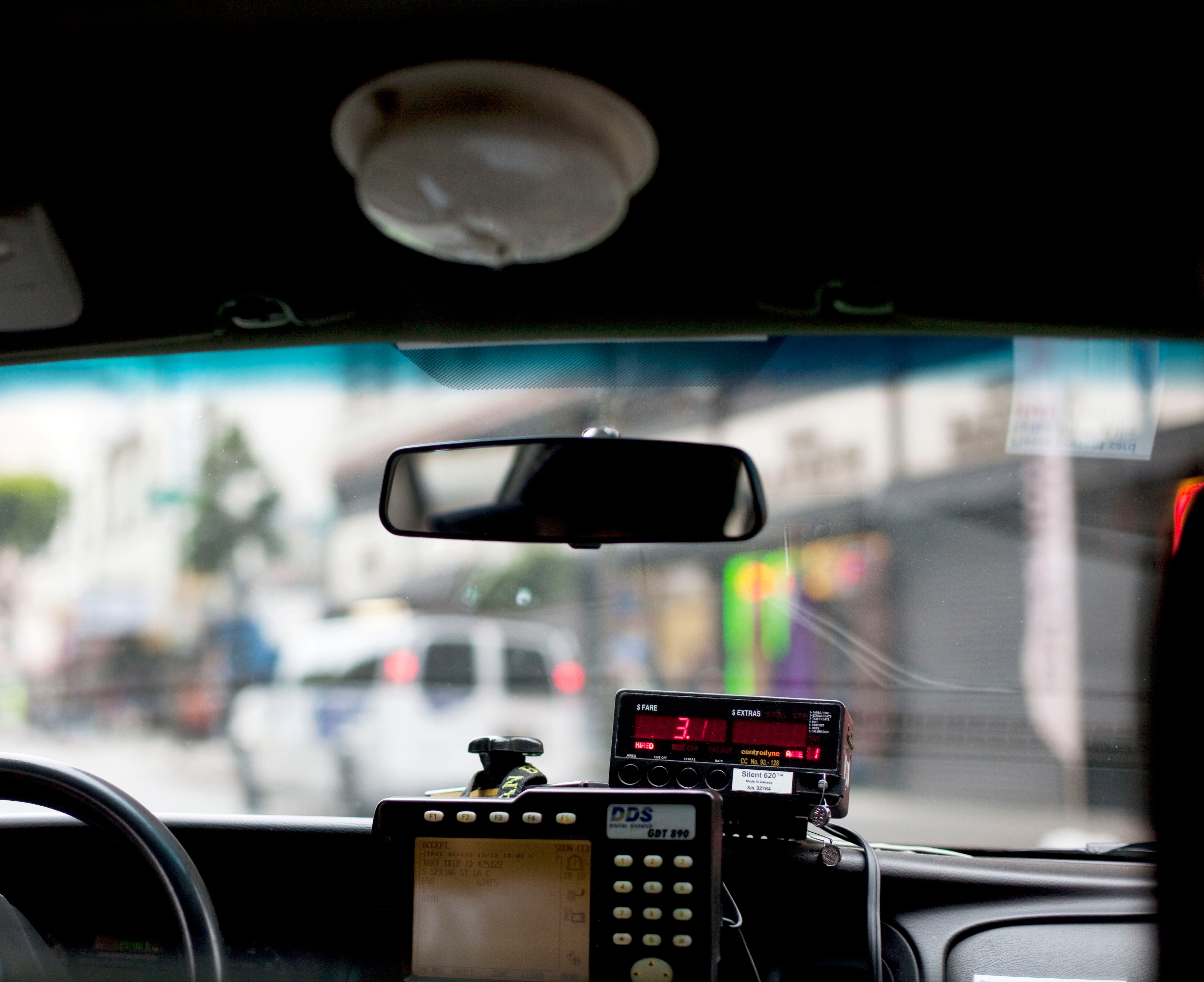 Graban video erótico al interior de un taxi y genera indignación en el  gremio