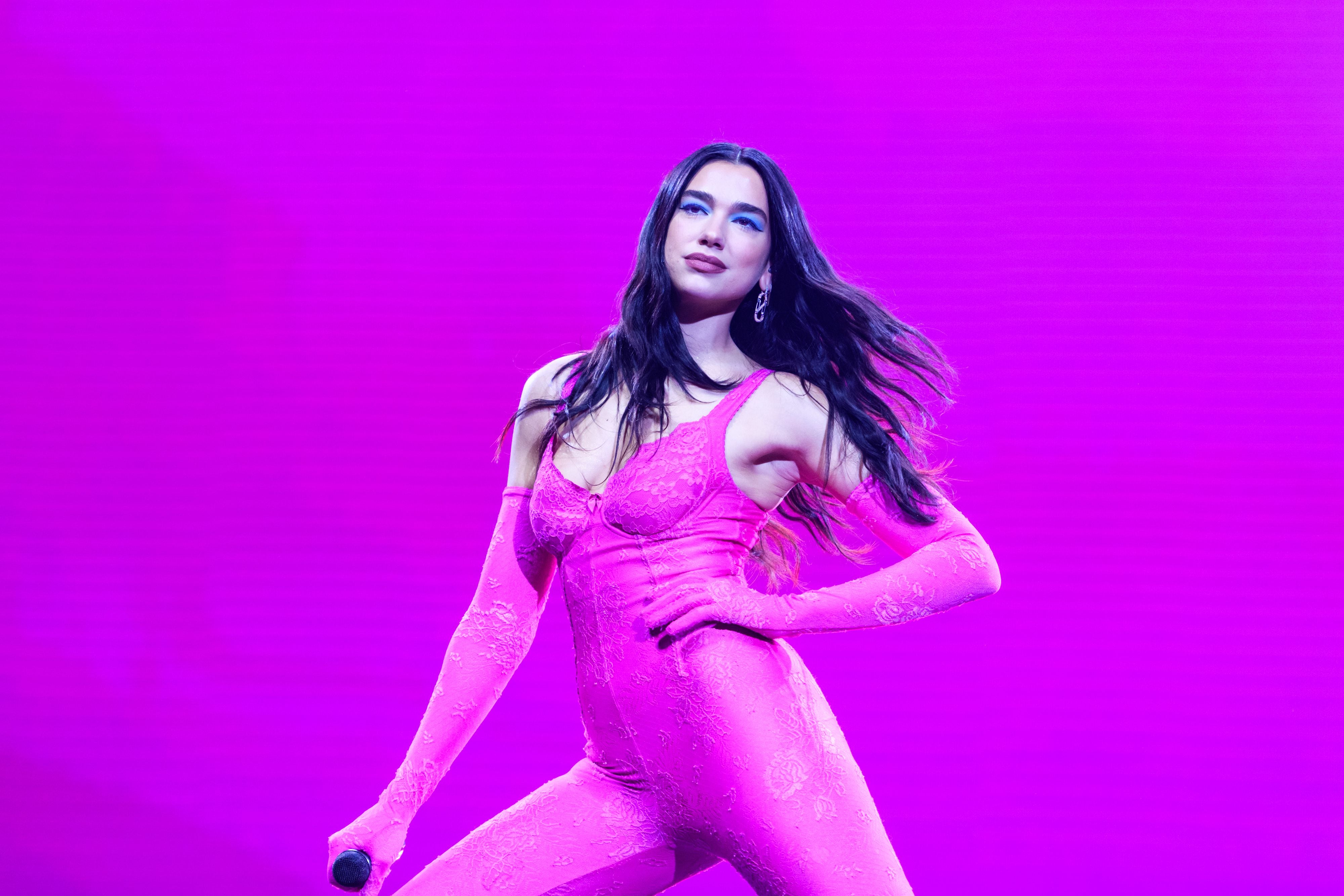 5 outfits con los que Dua Lipa ha demostrado ser una Barbie Girl