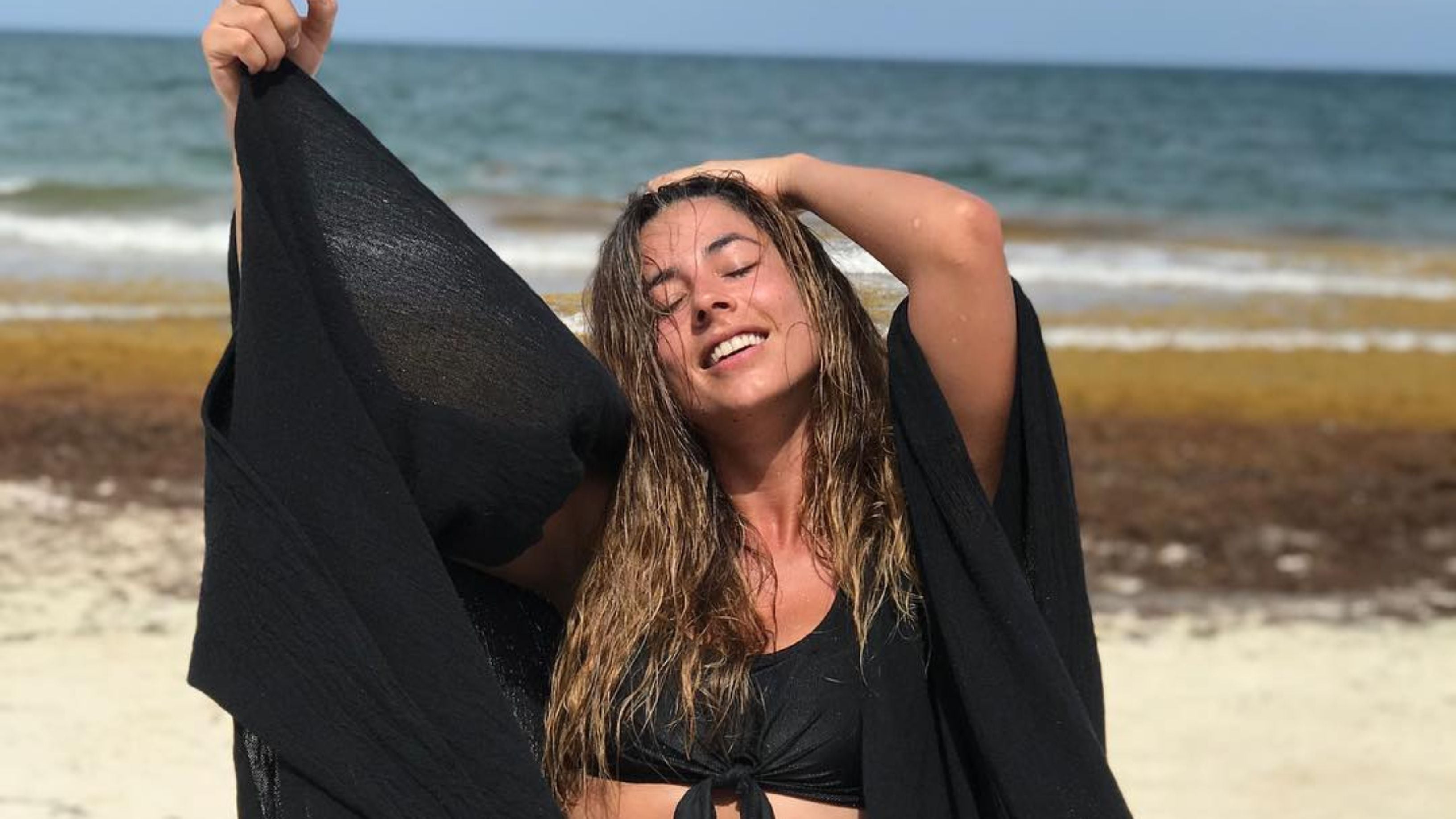 Carla Giraldo fotografió sus grandes melones, los imprimió en una camiseta  y se los dejó ver a todos