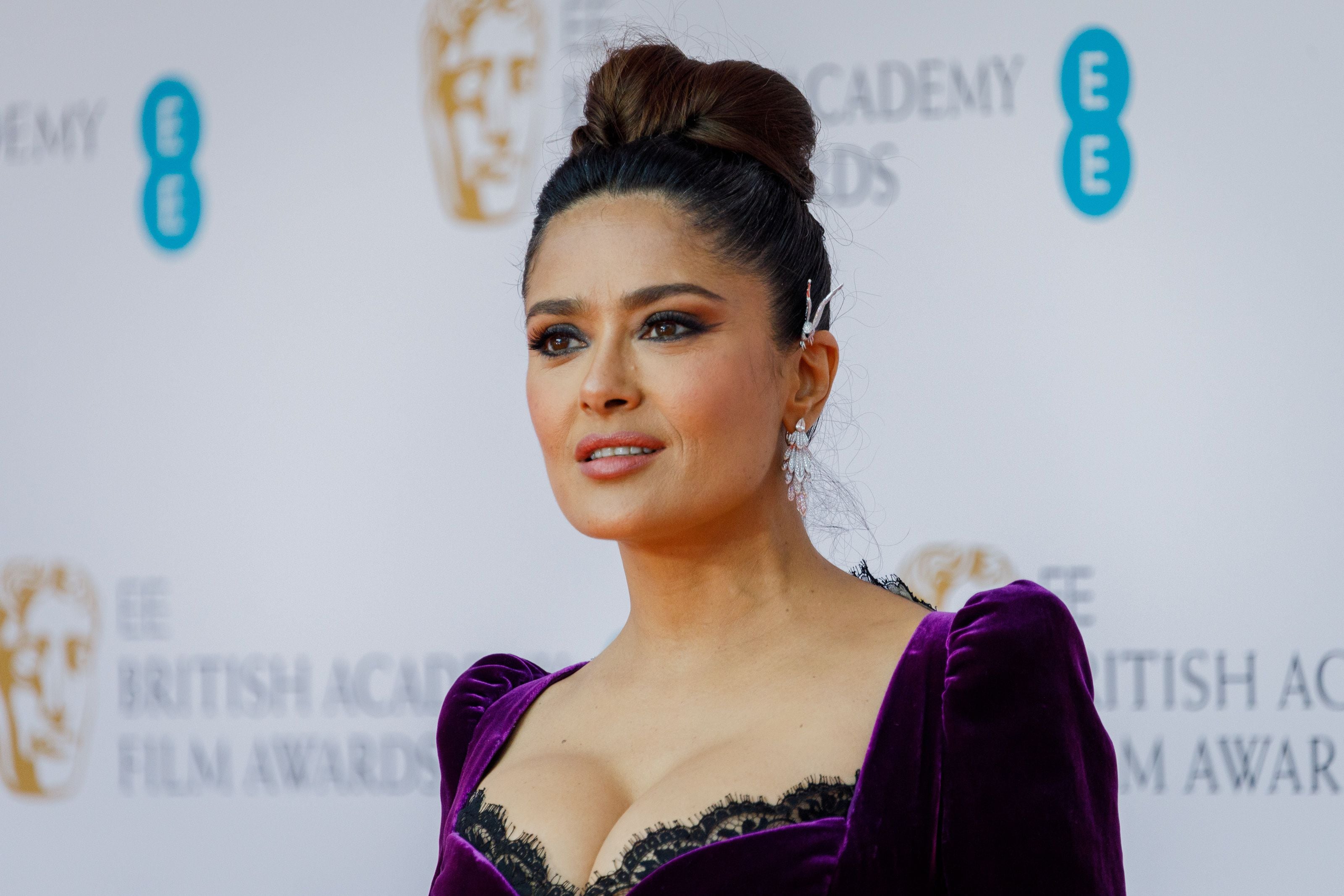 Cinco fotos de la voluptuosa delantera de Salma Hayek que lo podrán a  suspirar