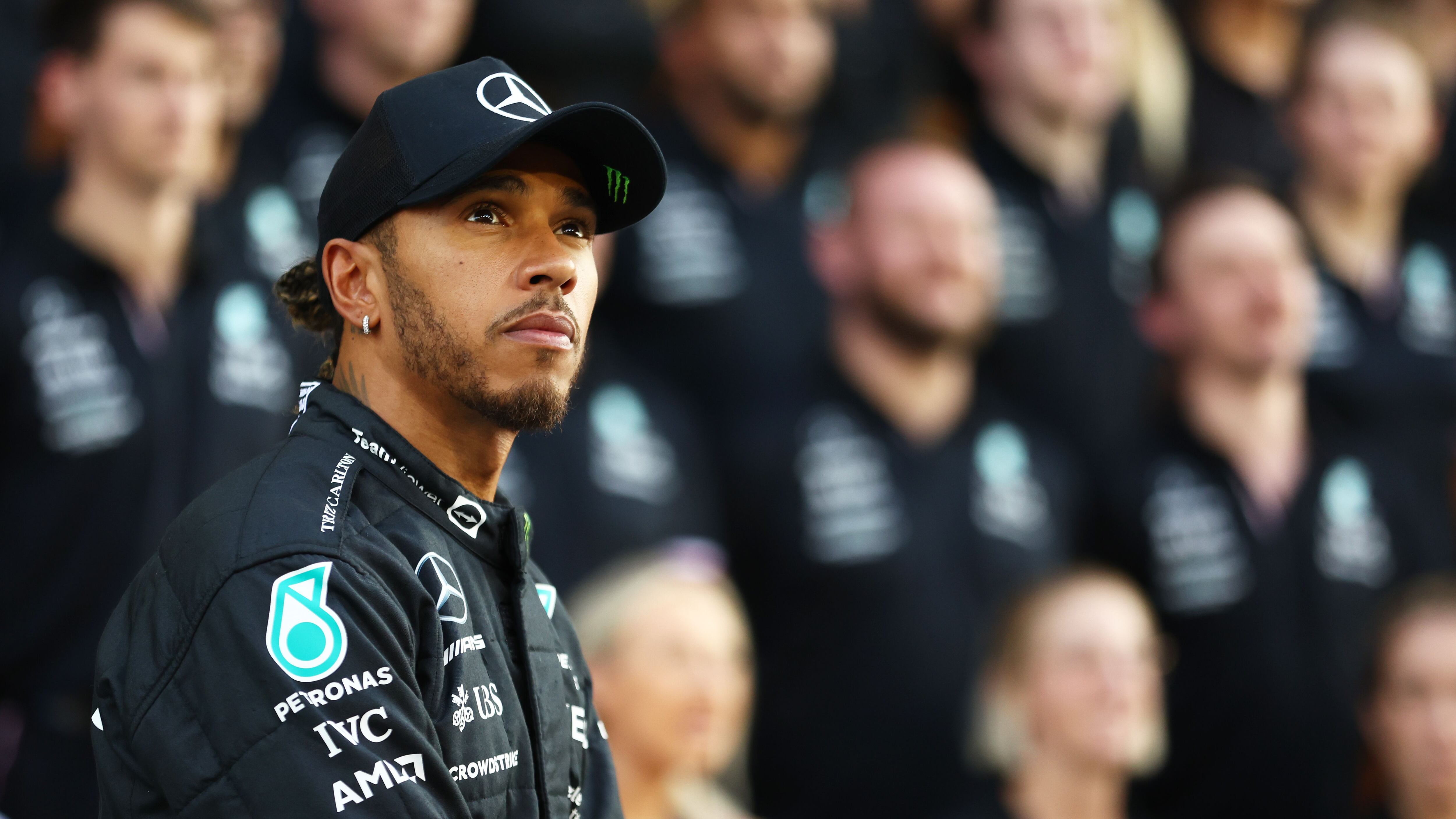 Hamilton y sus piercings, la federación se pronunció sobre si puede o no  usarlos en la F1