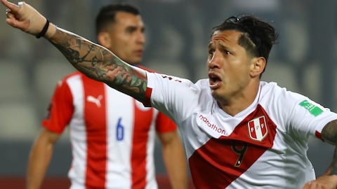 Gianluca Lapadula, jugador de Perú celebra el gol contra Paraguay