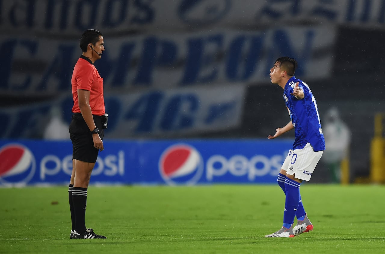 El jugador de Millonarios, Daniel Ruiz, protesta una decisión arbitral