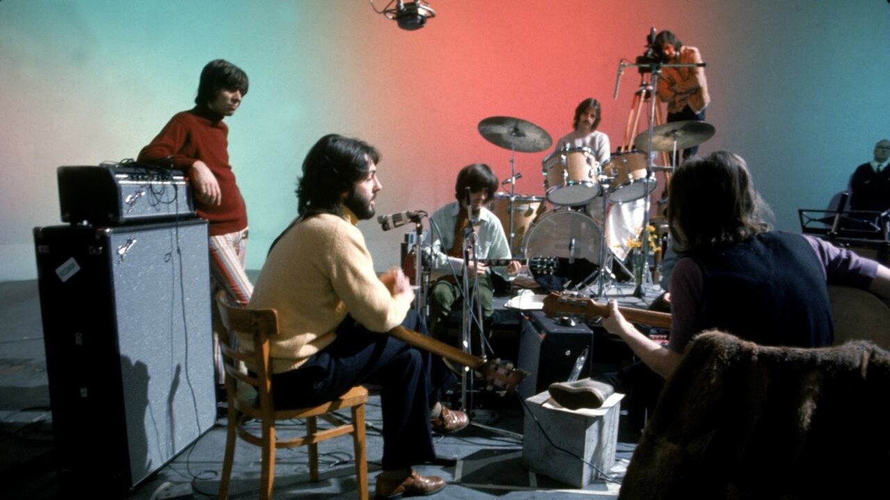 Estrenada inicialmente en mayo de 1970 en medio de la conmoción generada por la separación de The Beatles,
LET IT BE ahora toma el lugar que le corresponde en la historia de la banda.
